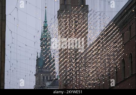 Hamburg, Deutschland. 02.. Dezember 2022. Der Rathausturm ist hinter den Weihnachtslichtern in der großen Bleichen Einkaufsstraße im Stadtzentrum zu sehen. Kredit: Marcus Brandt/dpa/Alamy Live News Stockfoto