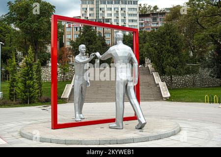 World Mirror - Mirror man Statue, vom südkoreanischen Künstler Young-ho Yoo, errichtet im Bursa Public Garden am 16. November 2020. Bursa-Kunst, Truthahn Stockfoto