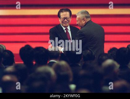 Tung Chee-hwa (R) schüttelt dem Präsidenten der Volksrepublik China, Jiang Zemin (L), die Hand, nachdem Jiang seine Rede gehalten hat. ***NICHT FÜR WERBEZWECKE*** Stockfoto