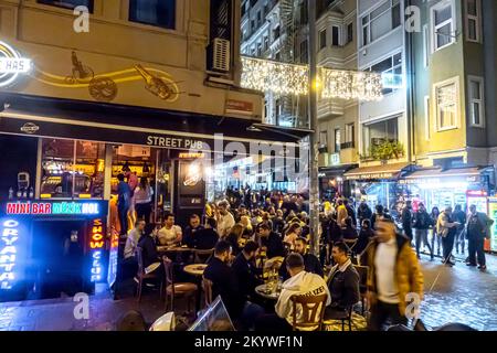 Nachtleben in Istanbul. Nachtleben, Clubs in Taksim Istanbul, Türkei. Stockfoto