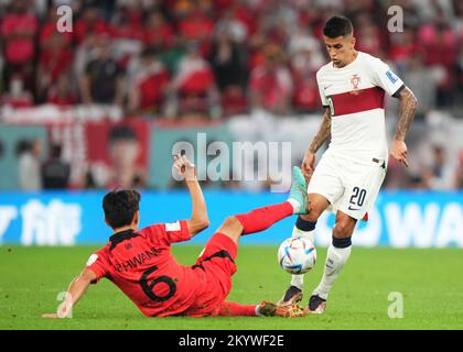 Joao Cancelo aus Portugal und Hwang Inbeom aus Südkorea beim FIFA-Weltmeisterschaftsspiel 2022 in Katar, Gruppe H, zwischen Südkorea und Portugal, gespielt am 2. Dezember 2022 im Education City Stadium in Doha, Katar. (Foto: Bagu Blanco / PRESSIN) Stockfoto