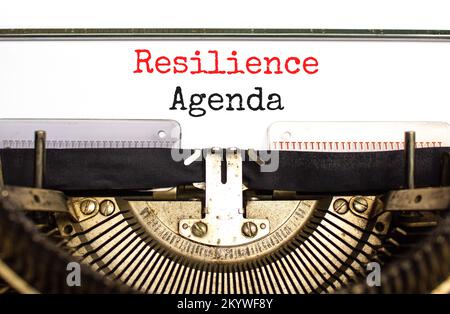 Symbol für Resilienz-Agenda. Das Konzeptwort Resilience-Agenda, getippt auf einer alten Schreibmaschine. Wunderschöner weißer Hintergrund. Business and Resilience Agenda Contra Stockfoto