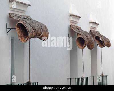 Gewebte Sonnenblocker an Fenstern in Südspanien Stockfoto