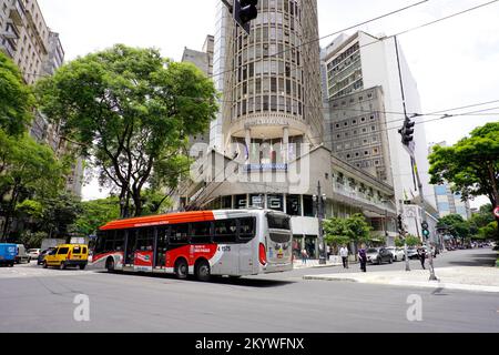 SAO PAULO, BRASILIEN - 29. NOVEMBER 2022: Stadtbild von Sao Paulo mit Edificio Italia, auch bekannt als Circolo Italiano im Republica-Viertel, Zentral-Z Stockfoto