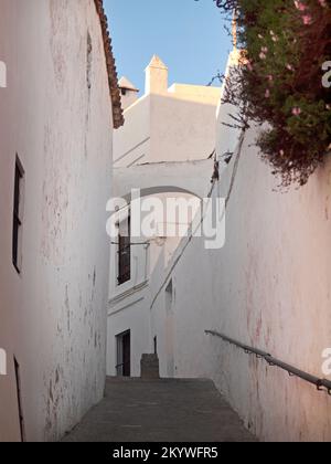 Ein steiler Durchgang in der südspanischen Stadt Vejer de la Frontera Stockfoto