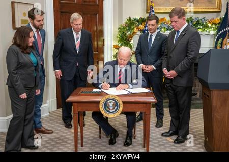 US-Präsident Joe Biden, zusammen mit Arbeitsminister Marty Walsh (R), Verkehrsminister Pete Buttigieg (2-R) und Landwirtschaftsminister Tom Vilsack (3-L), unterzeichnet am 02. Dezember 2022 im Roosevelt Room des Weißen Hauses in Washington, DC, USA eine Resolution zur Verhinderung einer landesweiten Abschaltung der Eisenbahn. Stockfoto