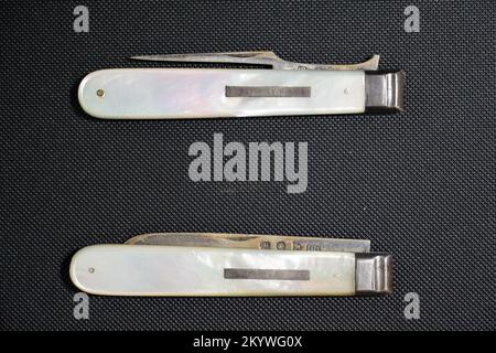 Set aus klappbarem Messer und Gabel mit Perlmutt-of-Pearl-Griff Stockfoto