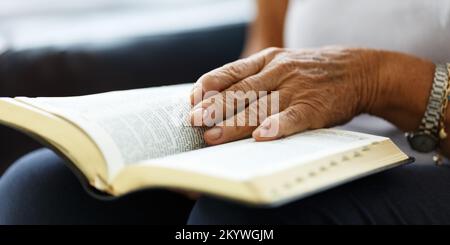 Nahaufnahme der Hände der Seniorin auf der bibel, gefaltet im Gebet Stockfoto