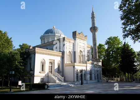 Yildiz-Hamidiye-Moschee im Besiktas-Bezirk Istanbul, Türkei. Gebäude im neogotischen Stil in Istanbul. Stockfoto