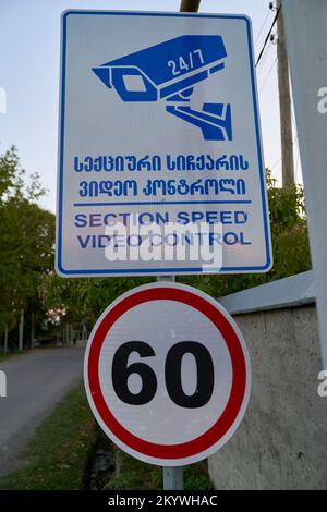 Chokho, Georgia – 30. September 2022: Radarkamera-Warnschild und Geschwindigkeitsbegrenzungsschild für 60 km/h. Stockfoto