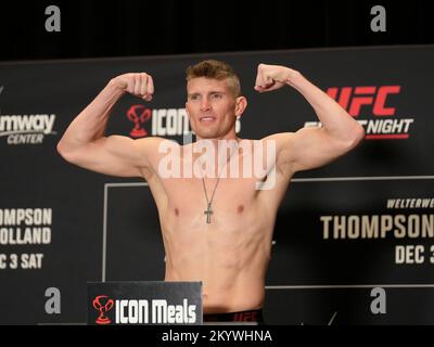 ORLANDO, FL, ORLANDO, FL, USA. 2.. Dezember 2022. ORLANDO, Florida - 2. Dezember: Stephen Thompson tritt am 2. Dezember 2022 in ORLANDO, FL, USA auf die Waage für die offiziellen Wiegeversuche im Grand Hyatt für UFC Orlando - Thompson vs Holland. (Kreditbild: © Louis Grasse/PX Imagens via ZUMA Press Wire) Kredit: ZUMA Press, Inc./Alamy Live News Stockfoto