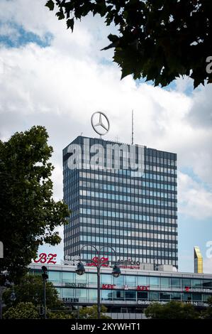 Berlin - 23. Juli 2022: Mercedes-Benz-Gebäude mit verschiedenen Geschäften unten am Kurfürstendamm im Sommer Stockfoto