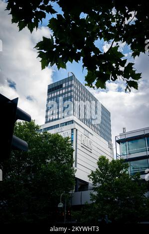 Berlin - 23. Juli 2022: Mercedes-Benz-Gebäude und Hotelpalast am Kurfürstendamm am Sommertag Stockfoto