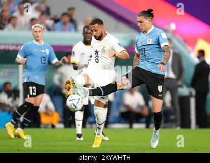 Uruguays Darwin Nunez (rechts) und Ghanas Daniel-Ko Kyereh kämpfen um den Ball während des Spiels der FIFA World Cup Group H im Al Janoub Stadion in Al-Wakrah, Katar. Foto: Freitag, 2. Dezember 2022. Stockfoto