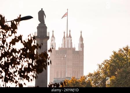 Das Symbol von London. Westminster Abby mit britischer Flagge und dem Denkmal des Herzogs von York. Stockfoto