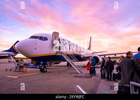 Passagiere, die einen Flug von Ryanair in London, Flughafen Stansted, besteigen. Stockfoto