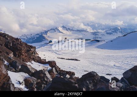 Verschneiter Winter Großkaukasus Berge an sonnigen Tagen, Blick vom Skipiste Elbrus. Stockfoto