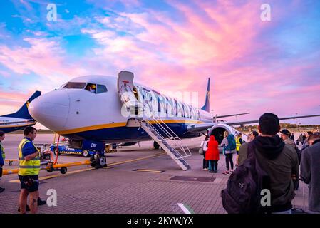 Passagiere, die einen Flug von Ryanair in London besteigen. Stockfoto