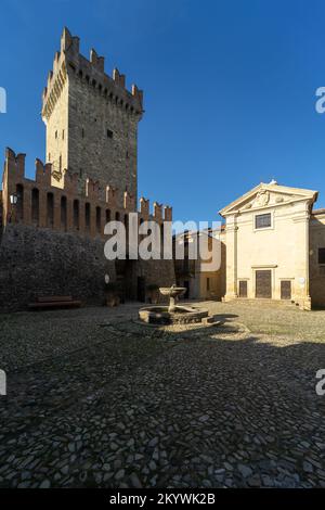 Das mittelalterliche Dorf und die Burg Vigoleno in den Apenninen in der Provinz Piacenza, Emilia Romagna, Norditalien - der Burgturm und eine Kapelle Stockfoto