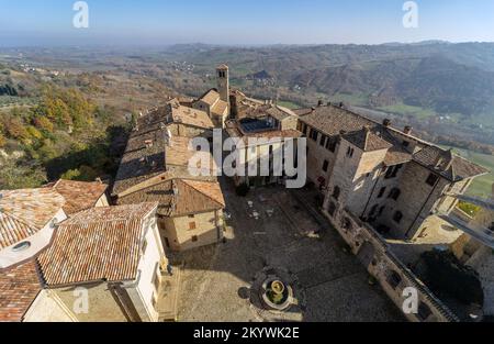 Das mittelalterliche Dorf und Schloss Vigoleno in den Apenninen in der Provinz Piacenza, Emilia Romagna, Norditalien - aus der Vogelperspektive Stockfoto