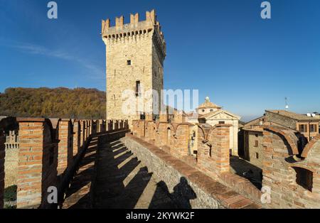 Das mittelalterliche Dorf und die Burg Vigoleno aus dem 10.. Jahrhundert in den Apenninen in der Provinz Piacenza, Emilia Romagna, Italien - Wanderweg und Keep Stockfoto