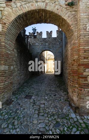 Das mittelalterliche Dorf und Schloss Vigoleno in den Apenninen in der Provinz Piacenza, Emilia Romagna, Norditalien - Eingangstor Stockfoto
