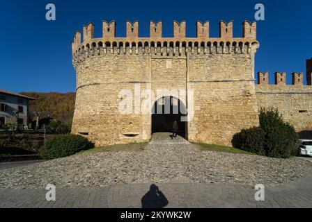 Das mittelalterliche Dorf und Schloss Vigoleno in den Apenninen in der Provinz Piacenza, Emilia Romagna, Norditalien - Hauptstadttor Stockfoto