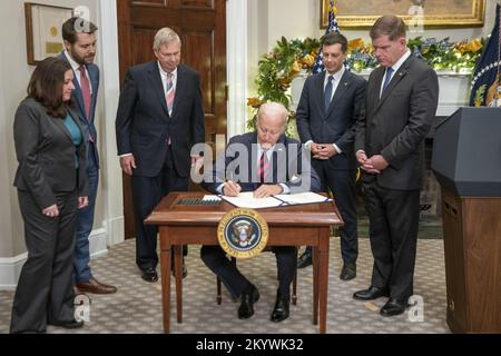 Washington, Usa. 02.. Dezember 2022. Präsident Joe Biden, zusammen mit Arbeitsminister Marty Walsh (R), Verkehrsminister Pete Buttigieg (2-R) und Landwirtschaftsminister Tom Vilsack (3-L), unterzeichnet H.J. Res.100, der eine Resolution zur Verhinderung einer landesweiten Abschaltung der Eisenbahn im Roosevelt-Raum des Weißen Hauses in Washington, DC, am Freitag, den 2. Dezember 2022 vorlegt. Foto: Shawn Thew/UPI Credit: UPI/Alamy Live News Stockfoto