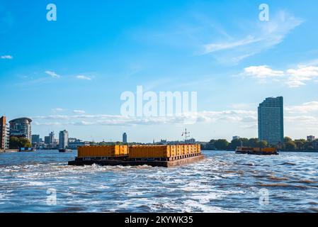 Industriekahn, vorbei am Business Center in London an der Themse. Stockfoto