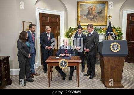 Washington, Usa. 02.. Dezember 2022. Präsident Joe Biden, zusammen mit Arbeitsminister Marty Walsh (R), Verkehrsminister Pete Buttigieg (2-R) und Landwirtschaftsminister Tom Vilsack (3-L), unterzeichnet H.J. Res.100, der eine Resolution zur Verhinderung einer landesweiten Abschaltung der Eisenbahn im Roosevelt-Raum des Weißen Hauses in Washington, DC, am Freitag, den 2. Dezember 2022 vorlegt. Foto: Shawn Thew/UPI Credit: UPI/Alamy Live News Stockfoto