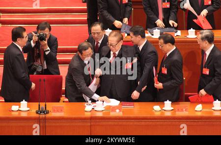 (Mitte) die Aufseher helfen Jiang Zemin zu gehen. Der 19.. Nationalkongress der Kommunistischen Partei Chinas schließt in der Großen Halle des Volkes in Peking. 24. OKT. 17 SCMP / SIMON SONG ***NICHT FÜR WERBEZWECKE*** Stockfoto