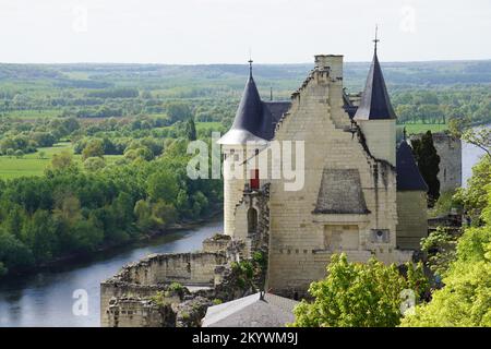 Panoramablick auf das Schloss Chinon im Loire-Tal, Frankreich am Fluss Stockfoto