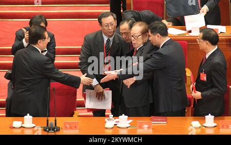 Ex-Präsident Hu Jintao (links) schüttelt Jiang Zemin die Hand. Der 19.. Nationale Kongress der Kommunistischen Partei Chinas schloss am 24. Oktober in der Großen Volkshalle in Peking. 24. OKT. 17 SCMP/SIMON SONG **NICHT FÜR WERBEZWECKE*** Stockfoto