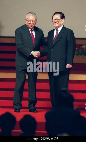 Tung Chee-hwa (L) schüttelt Jiang Zemin die Hand, nachdem er während der Zeremonien anlässlich des 5.. Jahrestages der Übergabe Hongkongs den Eid auf seine zweite Amtszeit als Geschäftsführer im Hong Kong Convention and Exhibition Centre ablegte. ***NICHT FÜR WERBEZWECKE*** Stockfoto