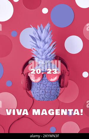 Viva Magenta-Farbe des Jahres 2023. Lustige Ananas, lila auf magentafarbenem Hintergrund mit Kreisen. Ananas-Figur in Sonnenbrille und Stockfoto