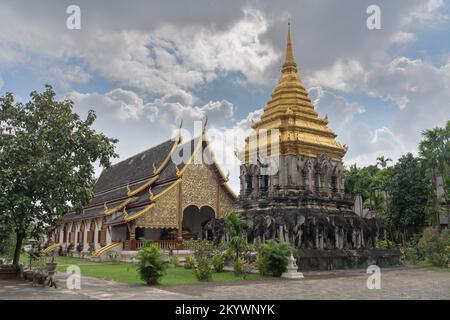 Landschaftsblick auf Chedi Chang Lom Stupa mit Vihara im Hintergrund am historischen buddhistischen Tempel Wat Chiang man im antiken Lanna-Stil, Chiang Mai, Thailand Stockfoto