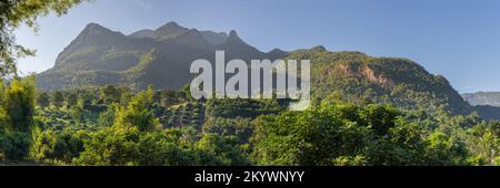 Malerisches Panorama des wunderschönen Doi Luang Chiang Dao Kalksteinbergs, dritthöchster Gipfel des Landes, Chiang Dao, Chiang Mai, Thailand Stockfoto