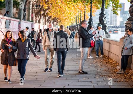 Belebte Straßen von London in der Nähe von Westminster Abby. Stockfoto