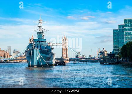 Tower Bridge und HMS Belfast an einem Sommertag in London Stockfoto