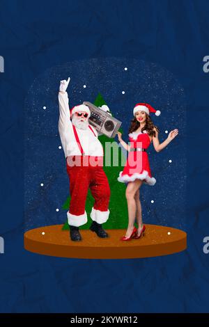 Vertikale kreative Fotocollage Bild des fröhlichen weihnachtsmann-Mädchens, das in Schneekugel tanzt Have fun Isolated on Blue color background Stockfoto