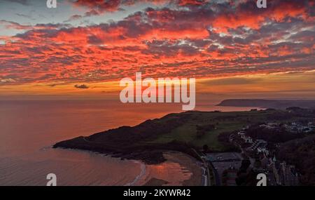 Swansea, Großbritannien. 02.. Dezember 2022. Das Meer leuchtet rosa, wenn die Sonne über Langland Bay auf der Halbinsel Gower bei Swansea am Ende eines kalten Wintertages untergeht. Kredit: Phil Rees/Alamy Live News Stockfoto