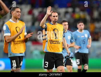 Uruguay Diego Godin winkt den Fans nach der letzten Pfeife während des Spiels der FIFA World Cup Group H im Al Janoub Stadium in Al-Wakrah, Katar. Foto: Freitag, 2. Dezember 2022. Stockfoto