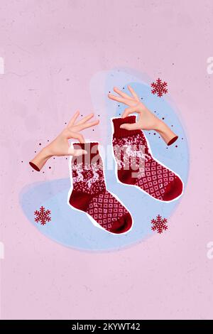 Vertikales Collagenbild von zwei menschlichen Armen Finger halten weihnachtssocken isoliert auf lackiertem Hintergrund Stockfoto