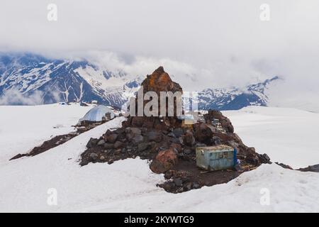 Das berühmte sowjetische Hotel Shelter 11 auf Elbrus, Russland. Stockfoto