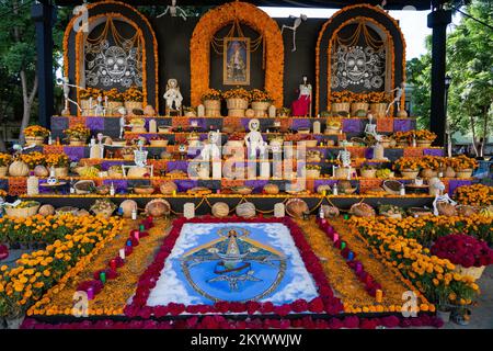 Eine große Orenda im Zocalo vor der Metropolitan Cathedral, um den Tag der Toten in Oaxaca, Mexiko, zu feiern. Stockfoto