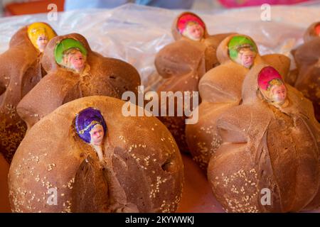 Marzipan-Figuren, die in Pan de yema gebacken wurden, oder Brot, das speziell für Day of the Dead in Oaxaca, Mexiko, gebacken wurde. Es ist ein süßes Brot mit extra Eigelb Stockfoto