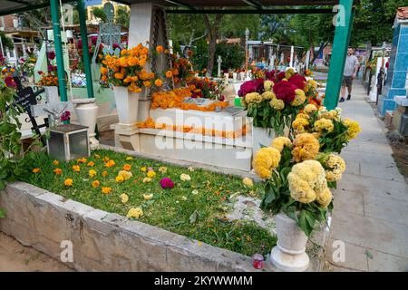 Ein Grab auf dem Xochimilco Friedhof, der für den Tag der Toten dekoriert wurde, oder Dia de los Muertos in Oaxaca, Mexiko. Stockfoto