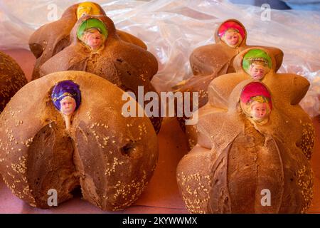 Marzipan-Figuren, die in Pan de yema gebacken wurden, oder Brot, das speziell für Day of the Dead in Oaxaca, Mexiko, gebacken wurde. Es ist ein süßes Brot mit extra Eigelb Stockfoto