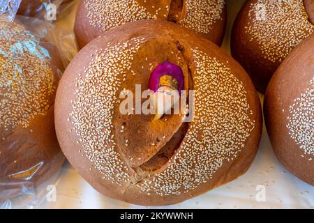 Marzipan-Figuren, die in Pan de yema gebacken wurden, oder Brot, das speziell für Day of the Dead in Oaxaca, Mexiko, gebacken wurde. Es ist ein süßes Brot mit extra Eigelb Stockfoto