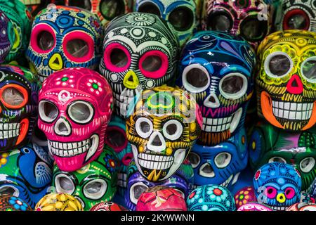 Farbenfrohe, handbemalte Keramiksköpfe zur Feier der Toten-Fiesta zum Verkauf auf dem Benito Juarez Markt in Oaxaca, Mexiko. Stockfoto